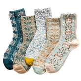 Calcetines bordados con estética cottagecore